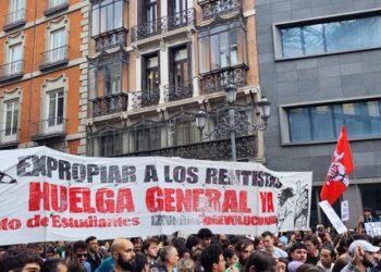 El Sindicato de Inquilinas de Madrid llama a la «huelga general»: Miles de manifestantes se concentran frente al Congreso