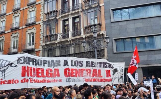 El Sindicato de Inquilinas de Madrid llama a la «huelga general»: Miles de manifestantes se concentran frente al Congreso