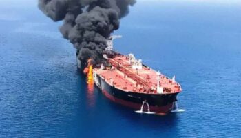 Explota un superpetrolero tras chocar con una mina en Ormuz