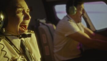 «La Cosa en la Niebla», la primera comedia española de ciencia ficción ambientada íntegramente en la cabina de pilotaje de un avión comercial, continúa su gira por España con sus primeros pases en Granada y Sevilla y una nueva proyección en Madrid