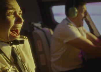 «La Cosa en la Niebla», la primera comedia española de ciencia ficción ambientada íntegramente en la cabina de pilotaje de un avión comercial, continúa su gira por España con sus primeros pases en Granada y Sevilla y una nueva proyección en Madrid