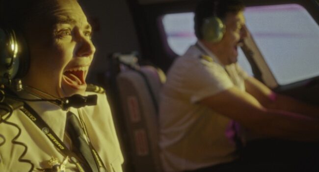 «La Cosa en la Niebla», la primera comedia española de ciencia ficción ambientada íntegramente en la cabina de pilotaje de un avión comercial, continúa su gira por España con sus primeros pases en Granada y Sevilla y una nueva proyección en Madrid