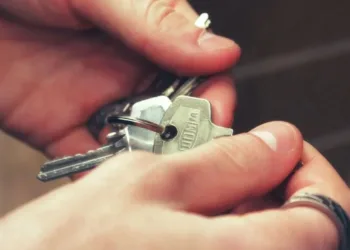 FACUA denuncia a seis portales inmobiliarios por incumplir el nuevo decreto de vivienda en sus anuncios de alquileres