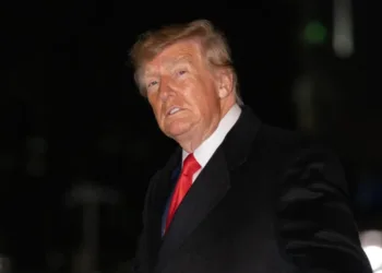Jueza federal ordena suspender los anuncios de la Administración Trump