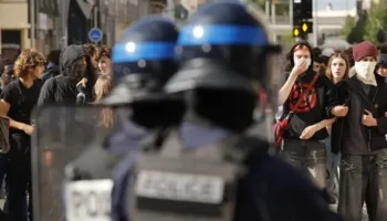 Estudiantes mantienen bloqueos en escuelas de Francia contra recortes de Macron y enfrentan violencia policial
