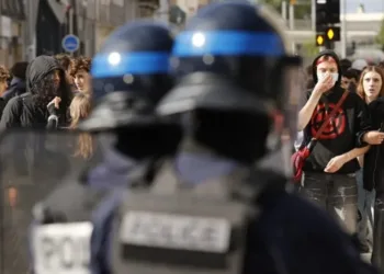 Estudiantes mantienen bloqueos en escuelas de Francia contra recortes de Macron y enfrentan violencia policial