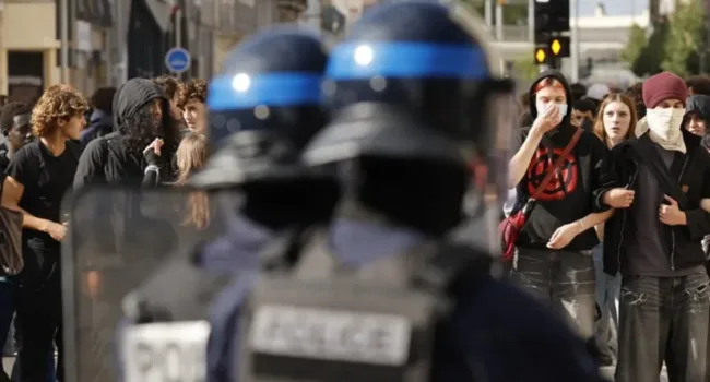 Estudiantes mantienen bloqueos en escuelas de Francia contra recortes de Macron y enfrentan violencia policial