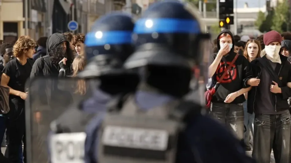 Estudiantes mantienen bloqueos en escuelas de Francia contra recortes de Macron y enfrentan violencia policial