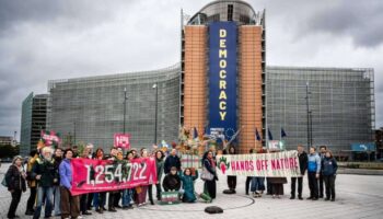 Más de 1,25 millones de personas exigen a la Unión Europea que frene el debilitamiento de sus leyes ambientales