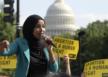 Congresista Ilhan Omar califica de intimidación política allanamiento de su residencia en EE.UU.