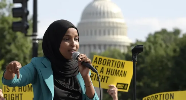 Congresista Ilhan Omar califica de intimidación política allanamiento de su residencia en EE.UU.