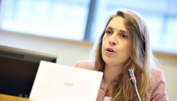 Paula Espinosa: “La urgencia de la Ley del Suelo es la prisa de Pérez Llorca por dejar los negocios bien arreglados a los amigos antes de que se acabe la legislatura”