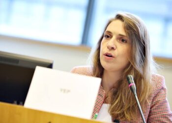 Paula Espinosa: “La urgencia de la Ley del Suelo es la prisa de Pérez Llorca por dejar los negocios bien arreglados a los amigos antes de que se acabe la legislatura”