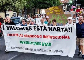 Registran en Cibeles más de 10.000 firmas contra el «abandono institucional» de Puente de Vallecas