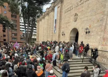Cientos de manifestantes protestan en el Museo Nacional de Colombia
