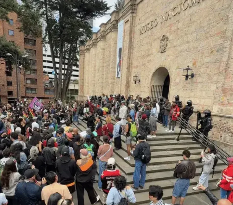 Cientos de manifestantes protestan en el Museo Nacional de Colombia