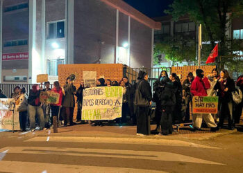 Los estudiantes del CIFP Barrio de Bilbao comienzan una acampada en la puerta del centro en solidaridad con la huelga educativa
