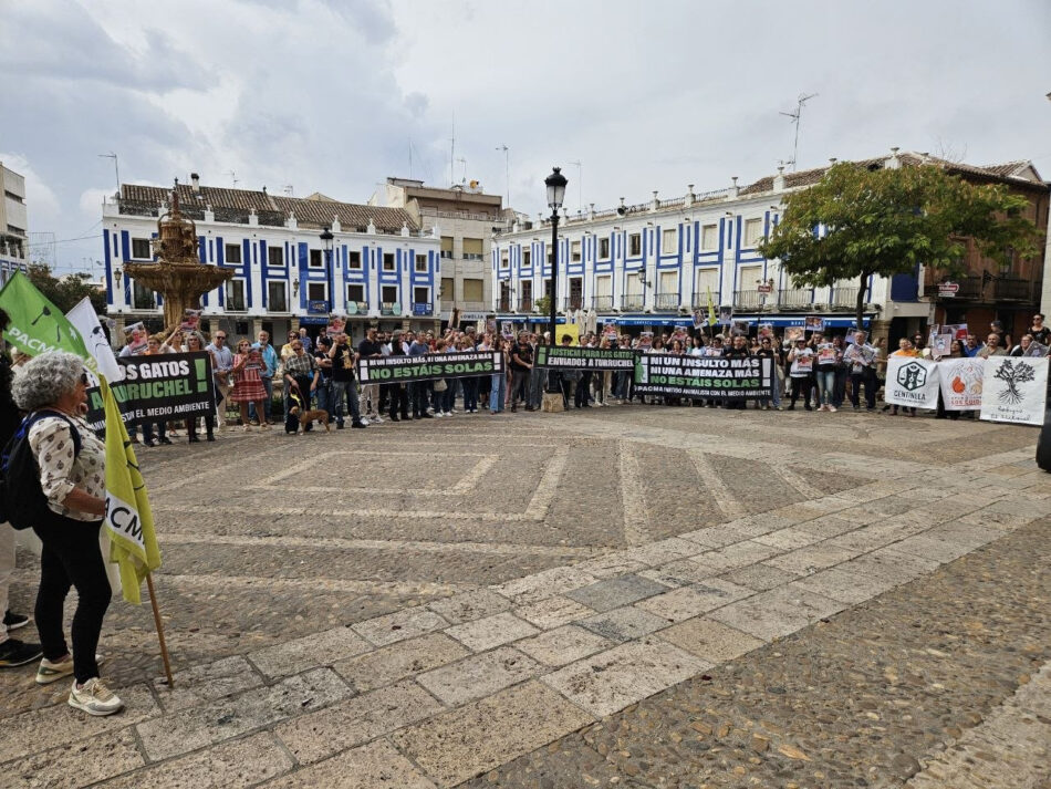 Más de 200 personas secundan la convocatoria de PACMA en Valdepeñas y exigen actuaciones urgentes contra el vecino «matagatos»